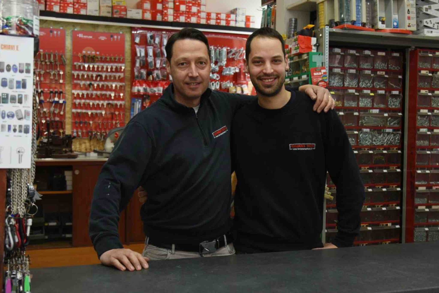 Thomas e Alessio Versa dietro il banco della Ferramenta Trieste